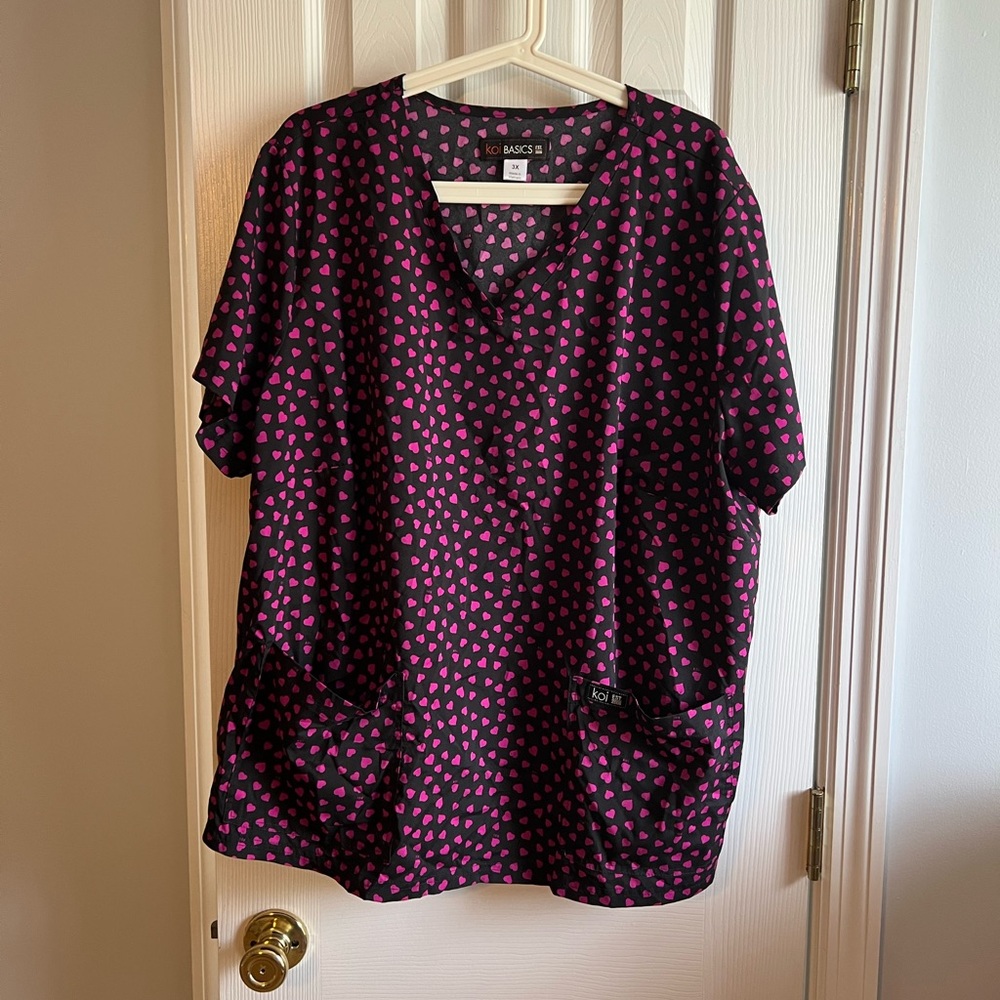 Koi womens scrub top black background heart pattern size 3X